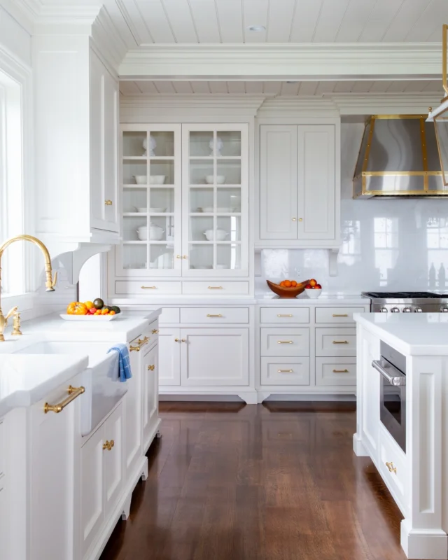 This quintessential New England home features an open concept kitchen with thick crown molding, custom cabinetry, and two large islands. Off to the side, enjoy casual meals in the breakfast room, which features a gas fire place and incredible views overlooking Duxbury Bay. 

Read the full story in the June/July issue of Ocean Home magazine.

Architecture: @patrickahearnarchitect 
Builder: @jbrobbiecustomhomes 
Landscape: @leblancjones 
Interior Design: @hanlonwantuckdesign 
Photo Credit: @anthonycrisafulli 
Publisher: @oceanhomemag