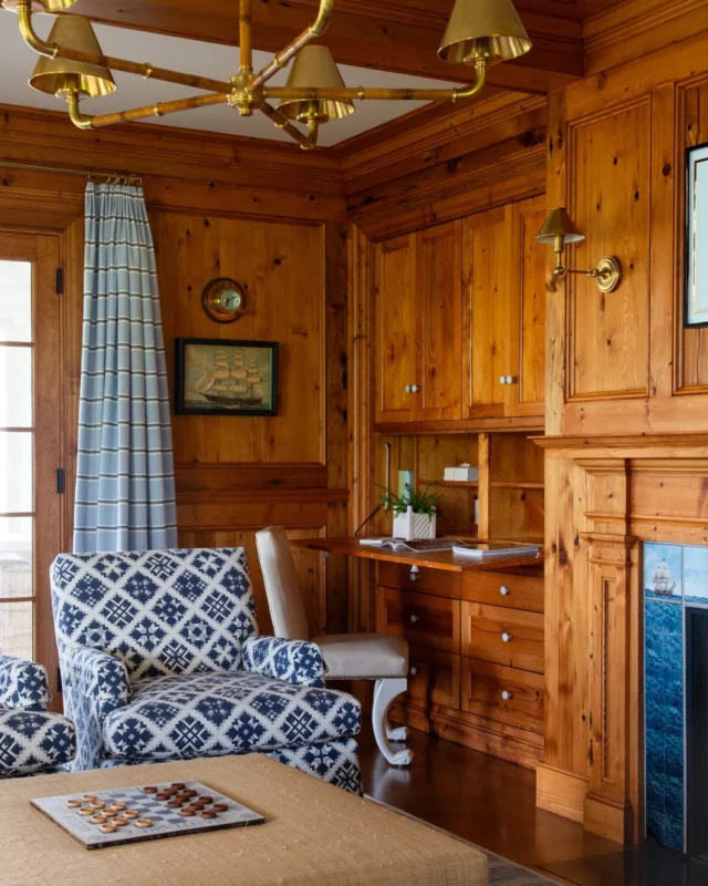 Warmth and character flow through this Duxbury home, from the custom knotty pine millwork in the family room to the rich reclaimed hemlock that defines the bar. These two distinct spaces reflect one thoughtful vision, crafted for gathering, comfort, and lasting memories.

Architecture: @patrickahearnarchitect 
Builder: @jbrobbiecustomhomes 
Interior Design: @hanlonwantuckdesign 
Photo Credit: @taylor.allegrini 
Publisher: @oceanhomemag