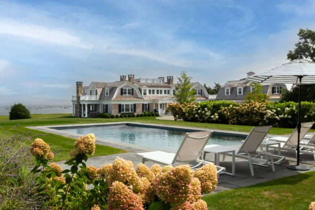 Family matters at this newly built shingle-and-stone gambrel residence, where a stunning pool overlooking Duxbury Bay connects the main house and guest cottage. Thoughtfully designed for a blended family, the layout makes summer gatherings seamless and full of ease.

Read the full story in the June/July issue of Ocean Home magazine.

Architecture: @patrickahearnarchitect 
Builder: @jbrobbiecustomhomes 
Landscape: @leblancjones 
Interior Design: @hanlonwantuckdesign 
Photo Credit: @taylor.allegrini 
Publisher: @oceanhomemag