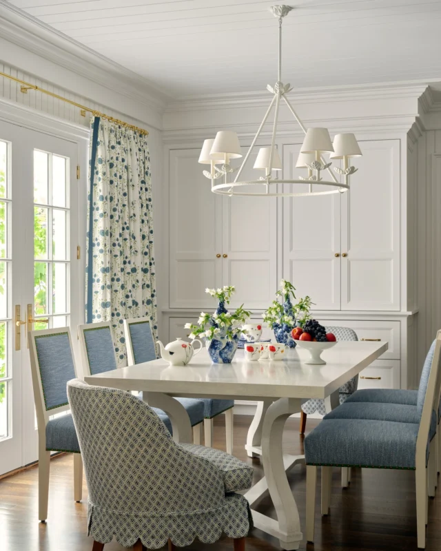 A sunlit eat-in kitchen where architecture frames everyday moments with timeless ease. Designed for casual meals, yet grounded in a classic elegance that defines modern living.

Architect@patrickahearnarchitect 
Builder: @falloncustomhomes 
Interior Design: @annsleyinteriors 
Photo Credit: @seanlitchfield