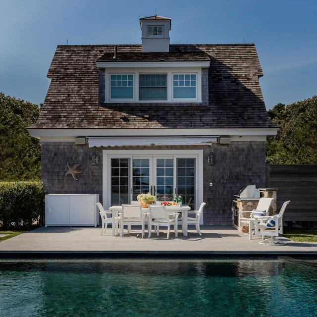 In Osterville, this Bulfinch Award-winning home overlooking Nantucket Sound features a poolside cabana perfect for escaping the summer sun.

Architecture: @patrickahearnarchitect 
Builder: @ejjaxtimerbuilderinc 
Photo Credit: @michaeljleephotography