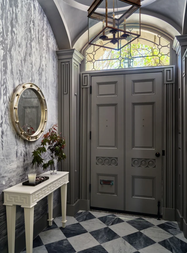 This renovated townhouse on Beacon Hill preserved period detailing including the entry's graceful arches and the stair's historic handrail.

Architecture: @patrickahearnarchitect
Interior Design: @elementstyle
Photo Credit: @seanlitchfield