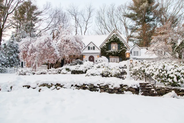 This original 1936 Royal Barry Wills residence in Wellesley Farms was carefully renovated and expanded, with Patrick considering what Wills himself might have done had he been tasked with a larger program in the original design.

Architect: @patrickahearnarchitect
Builder: @sweeneycustomhomes
Photo Credit: @taylor.allegrini