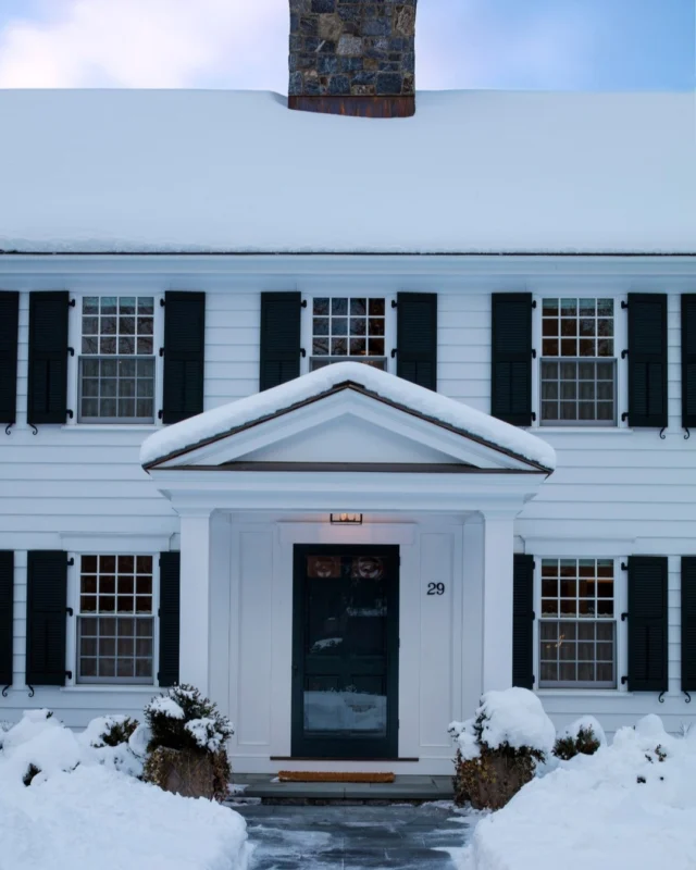 A snow-covered moment of arrival in Wellesley Farms.

Architecture: @patrickahearnarchitect
Builder: @sweeneycustomhomes
Photo Credit: @gregpremru