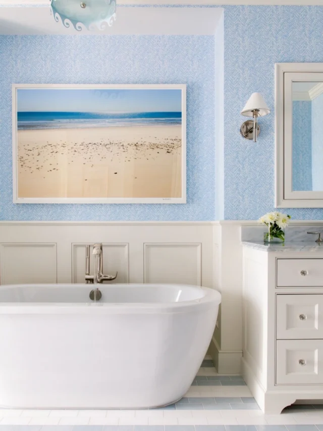 In picturesque Duxbury, Massachusetts, this waterfront bathroom enjoys bay breezes and beautiful views thanks to a door that opens out onto second floor decking.
⠀⠀⠀⠀⠀⠀⠀⠀⠀
Architecture: @patrickahearnarchitect
Builder: @jbrobbiecustomhomes
Interior Design: @hanlonwantuckdesign
Photo Credit: @taylor.allegrini