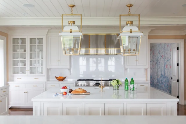 An oversized island anchors this Duxbury, Massachusetts kitchen, inviting effortless gathering beneath cased beams and beadboard ceilings that speak to its timeless, classical character.

Architecture: @patrickahearnarchitect
Interior Design: @hanlonwantuckdesign
Builder: @jbrobbiecustomhomes
Photo Credit: @taylor.allegrini