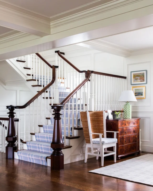 In Duxbury, MA, this foyer is defined by a graceful stair, sculpted newel posts, and finely detailed millwork, creating a sense of quiet arrival grounded in timeless New England tradition.

Builder: @jbrobbiecustomhomes
Interior Design: @hanlonwantuckdesign
Photo Credit: @taylor.allegrini