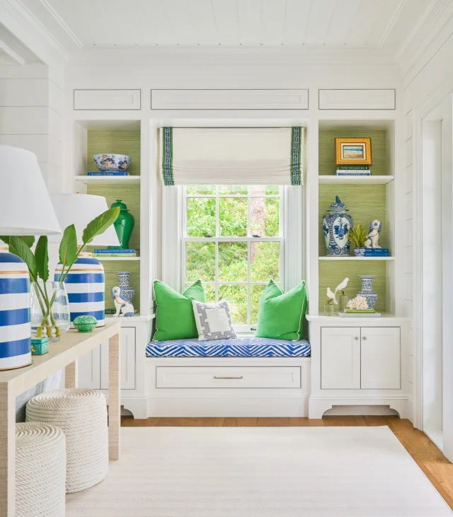 This window seat within this Cape Cod home is thoughtfully detailed as a quiet architectural moment, framing light and landscape while anchoring the living room.

Architecture: @patrickahearnarchitect
Builder: @ejjaxtimerbuilderinc
Interior Design: @trellishomedesign
Styling: @karinlidbeck
Photography: @janebeilesphoto
