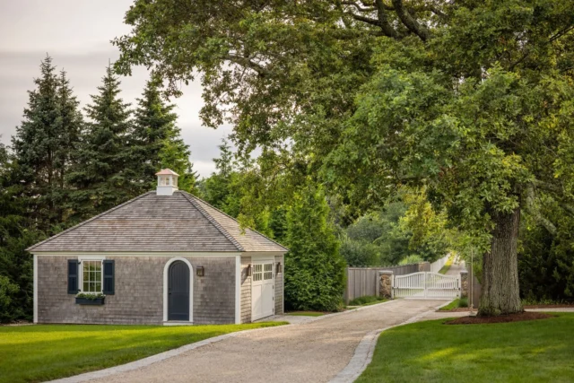 Approaching one of our Duxbury projects, visitors are welcomed by a gatehouse that marks a gracious moment of arrival. Clad in weathered shingles with a classically proportioned roof and cupola, it introduces the property with timeless New England character.

Architecture: @patrickahearnarchitect
Builder: @jbrobbiecustomhomes
Landscape: @leblancjones
Photo Credit: @crucinski_