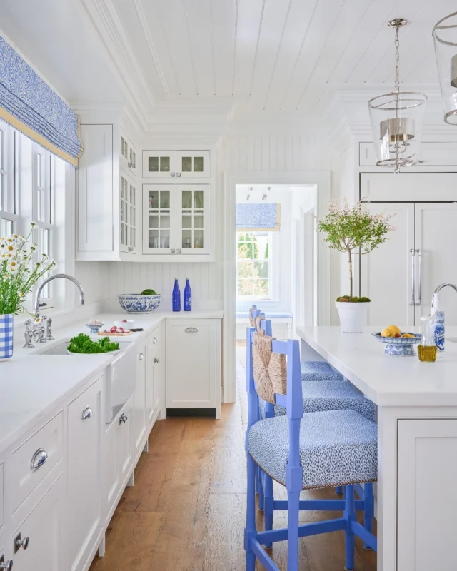 The architectural bones of this Osterville kitchen are accentuated with color. Classical beadboard paneling on the walls and ceiling adds to its timeless appeal.

Architecture: @patrickahearnarchitect
Interior Design: @trelishhomedesing ⁠
Stylist: @karinlidbeck⁠
Photo Credit: @janebeilesphoto ⁠