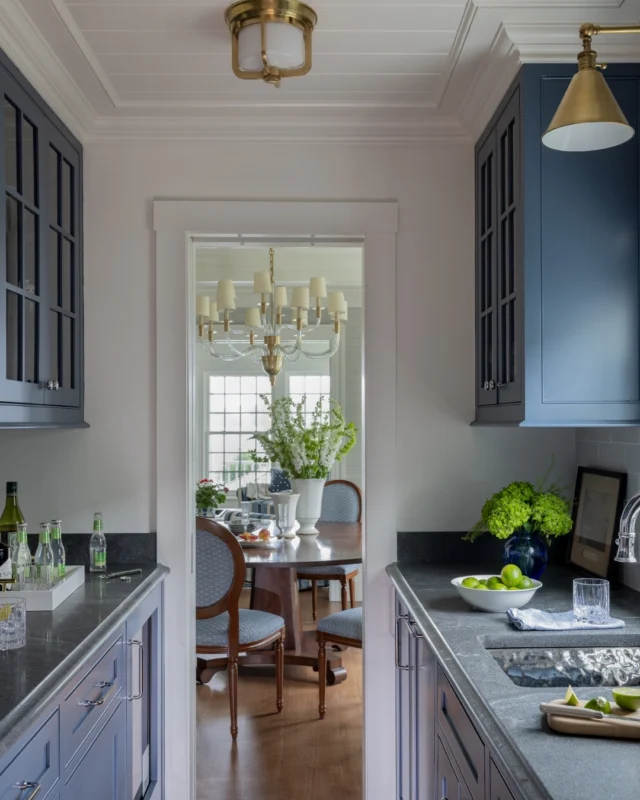 A traditional butler's pantry thoughtfully connects the dining room and formal library in this newly built historically inspired Edgartown Village residence.

Architecture: @patrickahearnarchitect
Builder: @colonial_reproductions
Interior Design: @lesliefineinteriors
Photo Credit: @michaeljleephotography
Styling: @juliaheffhome