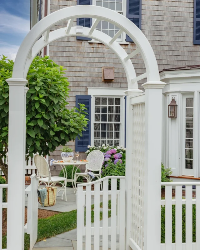 As summer nears, our minds towards warm days in the Edgartown Village Historic District.  See more of this newly built historically inspired home in the Cape & Islands issue of New England Home.

Architecture: @patrickahearnarchitect
Builder: @colonial_reproductions
Interior Design: @lesliefineinteriors
Photo Credit: @michaeljleephotography
Styling: @juliaheffhome
Publication: @nehomemag