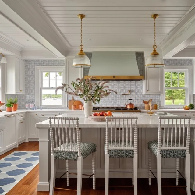Within this renovated historic residence on the south coast of Massachusetts, the informal kitchen is adjacent to the formal dining area, allowing for easy circulation that hadn’t previously existed.
⠀⠀⠀⠀⠀⠀⠀⠀⠀
Architecture: @patrickahearnarchitect
Builder: @colcloughconstruction
Interior Design: @annsleyinteriors
Photo Credit: @seanlitchfield
Styling: @matthewgleasonstylist