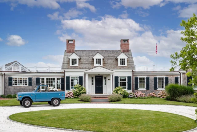 Though newly constructed, this Chatham summer home is right in line with local vernacular and seems as though it could have stood forever.  See the magnificent interiors in the summer issue of @coastal_living magazine.
⠀⠀⠀⠀⠀⠀⠀⠀⠀
Architecture: @patrickahearnarchitect
Interiors: @lori_deeds
Builder: @whitlabrothersbuilders
Photo Credit: @gregpremru