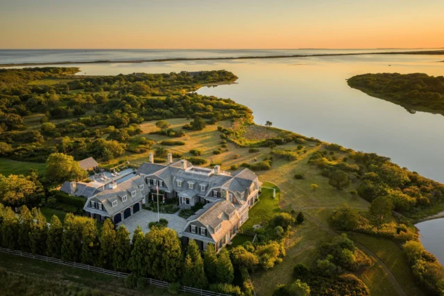 The aquatic program at this iconic shingle style residence overlooking Slough Cove on Martha's Vineyard reflects the romantic hues of nature's paintbrush.

Architecture: @patrickahearnarchitect
Builder: @colonial_reproductions
Photo Credit: @crucinski_