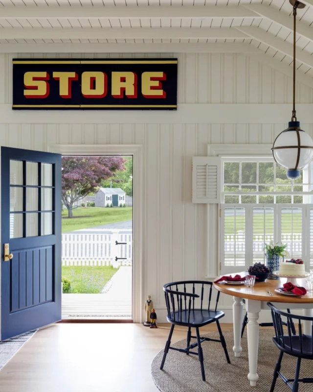 While it once served as the neighborhood general store, Duxbury's historic Fred H. and Martha Pratt house has been sensitively renovated and expanded, and now lives as a comfortable single family cottage.

Architecture: @patrickahearnarchitect
Builder: @colcloughconstruction
Landscaping: @abladeofgrass_inc
Photo Credit: @gregpremru
