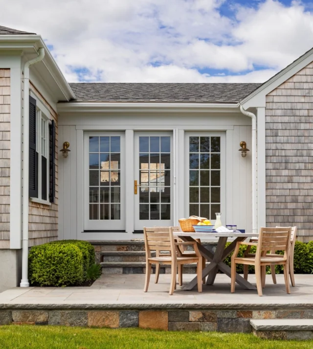 At Duxbury’s historic Fred H. and Martha Pratt House, a sensitive renovation added a new rear patio, allowing for moments of dining and enjoyment al fresco just steps from Duxbury Bay.
⠀⠀⠀⠀⠀⠀⠀⠀⠀
Architecture: @patrickahearnarchitect
Builder: @colcloughconstruction
Landscaping: @abladeofgrass_inc
Photo Credit: @gregpremru