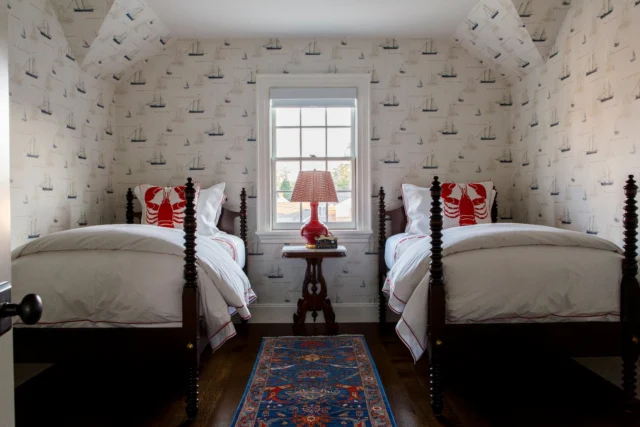 In North Chatham, this charming children's guest bedroom nestled above the carriage house wing is brimming with coastal character.

Architecture: @patrickahearnarchitect
Builder: @spencerandcompany
Landscape: @dangordonla
Photo Credit: @taylor.allegrini