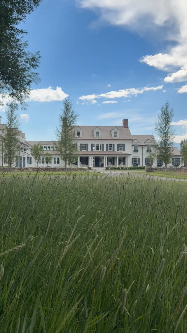 Just outside Park City, Utah, this newly built historically-inspired residence is comfortably sited beside the Wasatch mountain range, proving that timeless architecture truly translates everywhere.

Architecture: @patrickahearnarchitect 
Builder: @jacksonandleroy 
Interior Design: @parkandoakdesign 
Landscape Architect: @dangordonla