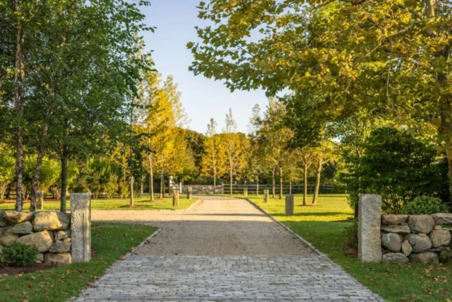 On Martha's Vineyard, an anticipatory sense of arrival builds as you traverse the drive to the front motor court of this newly built shingle-style home. See more of the property in Patrick's forthcoming book Driven: The Road to Iconic Design - find the link in our bio to preorder.

Architecture: @patrickahearnarchitect
Builder: @colonial_reproductions
Landscape: Peggy Schweir
Photo Credit: @crucinski_