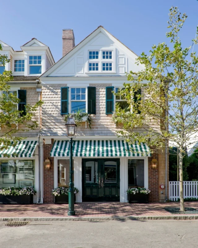 Patrick is humbled to have impacted the overall improvement of the Edgartown Village commercial district via the reimagined Boathouse building, including the coveted new private Boathouse club upstairs.

Architecture: @patrickahearnarchitect
Photo Credit: @gregpremru