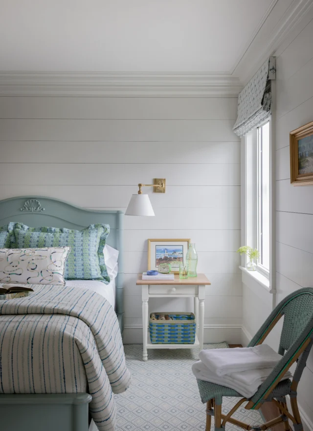 Overlooking Edgartown Harbor, the interior of this historically-inspired bedroom features traditional shiplap on the walls and a framed ceiling above.

Architecture: @patrickahearnarchitect
Builder: @colonial_reproductions
Interior Design: @lesliefineinteriors
Photo Credit: @michaeljleephotography
Styling: @juliaheffhome