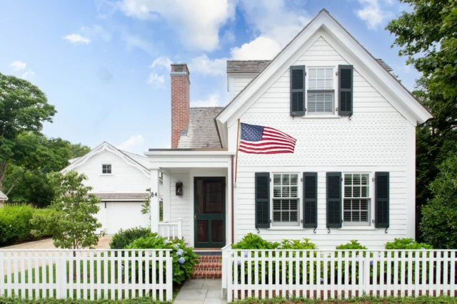 In the Edgartown Village Historic District, this sensitively renovated historic home now lives for today's modern family. Details including character-rich dentil shingling were preserved on the front facade, while the rear of the property is now anchored by a new bluestone patio.

Architecture: @patrickahearnarchitect
Builder: @tcpiercehomes
Photo Credit: @taylor.allegrini