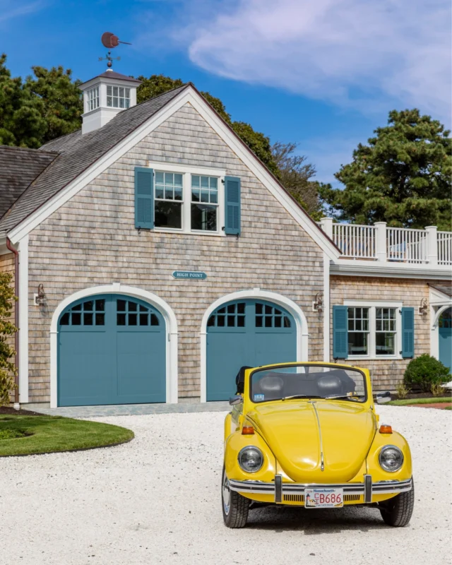 In Cape-favorite Chatham, Massachusetts, this newly built multi-function carriage house is a study in clean lines and classical proportions. 

See inside the structure in Patrick's new book Driven: The Road to Iconic Design available for preorder at the link in our bio.

Architecture: @patrickahearnarchitect
Builder: @whitlabrothersbuilders
Photo Credit: @gregpremru
Styling: @juliaheffhome