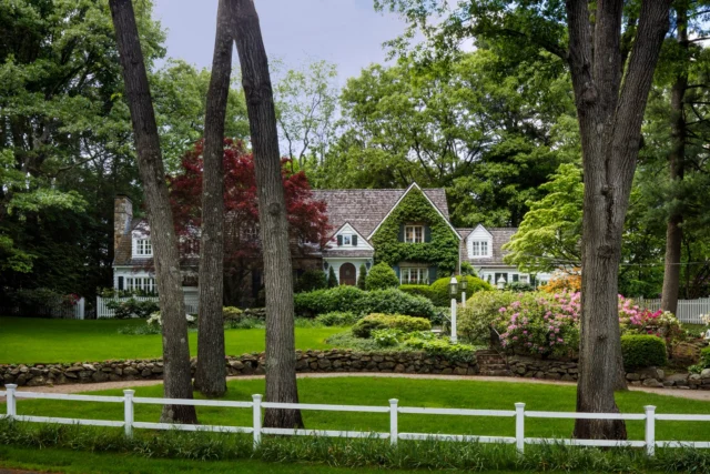This original 1936 Royal Barry Wills residence in Wellesley Farms, now Patrick Ahearn’s treasured home, has been sensitively renovated and expanded over three decades in keeping with Wills’ original vision.

Join Patrick and @TheLuxuryHomeShow as he shares the story of his home and steps inside the accompanying carriage house and car collection, before visiting his Boston architecture studio and Back Bay pied-à-terre. Watch the full tour at the link in our bio.

Architecture: @Patrickahearnarchitect
Builder: @falloncustomhomes
Photo Credit: @GregPremru