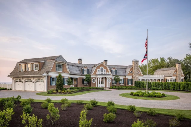 In Ohio, this classically rooted residence was designed to make the most of its remarkable Lake Erie setting. A classical arcade joins the main residence and guest cottage, with custom-built doors that open to the lake breeze in fair weather and provide protection when conditions turn.

See more of the house in Patrick’s forthcoming book Driven: The Road to Iconic Design, available for preorder via the link in our bio.

Architecture: @patrickahearnarchitect
Builder: @brookeshenderson
Timberframe Barn: @newenergyworks
Landscape: Chris Cummings Landscape Architect
Photo Credit: @crucinski_