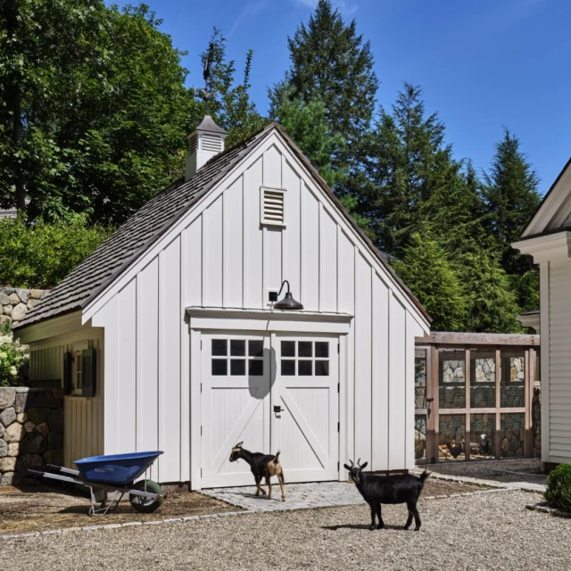 A classic Wellesley Farms colonial from the street, with something unexpected beyond its formal façade. Designed for a veterinarian’s family, the property thoughtfully accommodates both the homeowners and their beloved menagerie.

Architecture: @patrickahearnarchitect
Builder: @whitlabrothersbuilders
Interior Design: @katierosenfeld
Photo Credit: @readmckendree