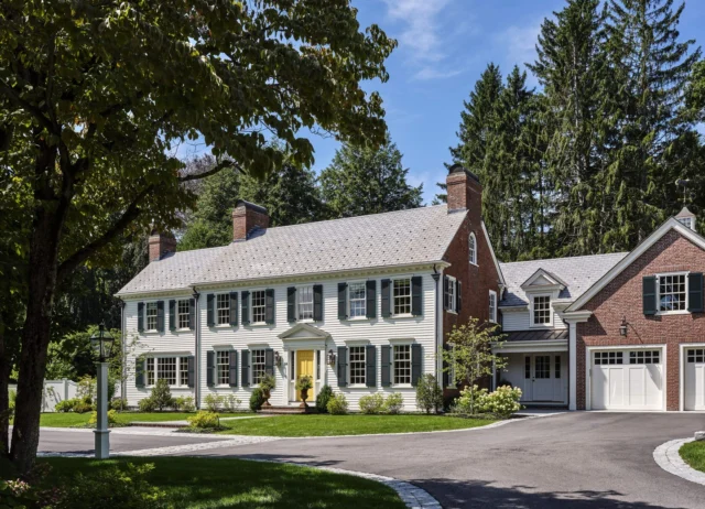 At this expanded colonial in Wellesley Farms, a new stepped-down carriage house is sensitively connected to the main residence and features a third bay smaller in scale than the rest of the wing. Designed to allow the house's main massing to lead the narrative on the property, the carriage house provides expanded functionality the original structure lacked.

Architecture: @patrickahearnarchitect 
Builder: @whitlabrothersbuilders 
Landscape: @sudburydesigngroup 
Interior Design: @katierosenfeld 
Photo Credit: @readmckendree
