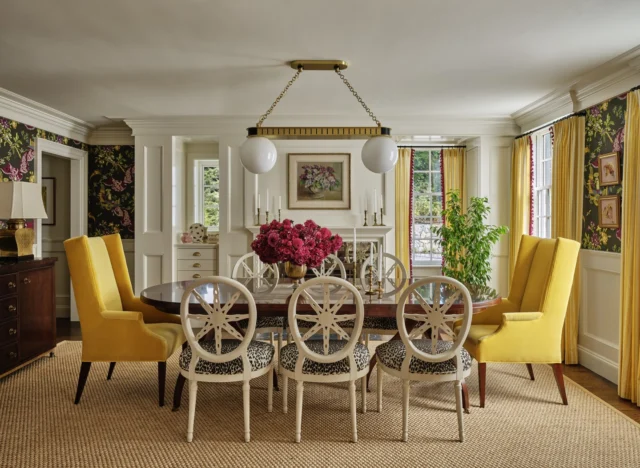 Within this renovated 1930s Colonial in Wellesley Farms, classic architectural detailing frames a dining room that honors the home’s original character while embracing modern living.

Architecture: @patrickahearnarchitect
Builder: @whitlabrothersbuilders
Interior Design: @katierosenfeld
Photo Credit: @readmckendree
Stylist: @matthewgleasonstylist